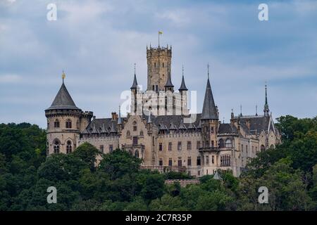 Pattensen, Allemagne. 19 juillet 2020. Le ciel bleu est visible au-dessus du château de Marienburg. Le palais Marienburg est un complexe de palais historicist que le roi George V de Hanovre avait construit entre 1858 et 1869 comme résidence d'été et pavillon de chasse sur le Marienberg près de Hanovre. Crédit : Peter Steffen/dpa/Alay Live News Banque D'Images