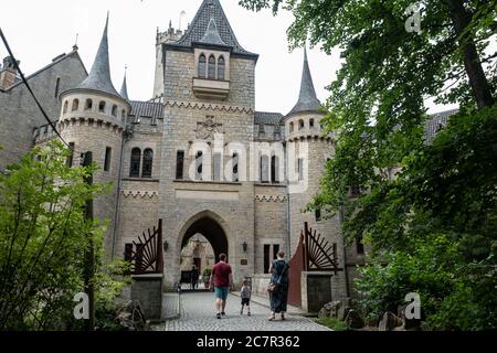 Pattensen, Allemagne. 19 juillet 2020. Les touristes visitent le château de Marienburg. Le palais Marienburg est un complexe de palais historicist que le roi George V de Hanovre avait construit entre 1858 et 1869 comme résidence d'été et pavillon de chasse sur le Marienberg près de Hanovre. Crédit : Peter Steffen/dpa/Alay Live News Banque D'Images