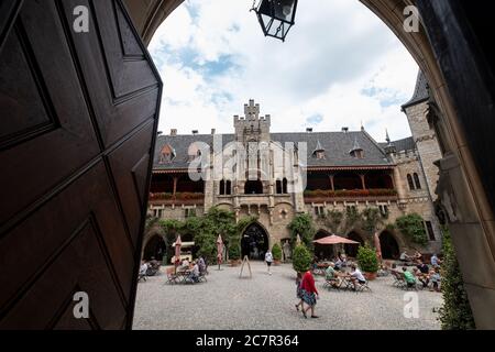 Pattensen, Allemagne. 19 juillet 2020. Les touristes visitent le château de Marienburg. Le palais Marienburg est un complexe de palais historicist que le roi George V de Hanovre avait construit entre 1858 et 1869 comme résidence d'été et pavillon de chasse sur le Marienberg près de Hanovre. Crédit : Peter Steffen/dpa/Alay Live News Banque D'Images