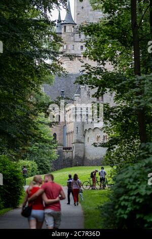 Pattensen, Allemagne. 19 juillet 2020. Les touristes visitent le château de Marienburg. Le palais Marienburg est un complexe de palais historicist que le roi George V de Hanovre avait construit entre 1858 et 1869 comme résidence d'été et pavillon de chasse sur le Marienberg près de Hanovre. Crédit : Peter Steffen/dpa/Alay Live News Banque D'Images