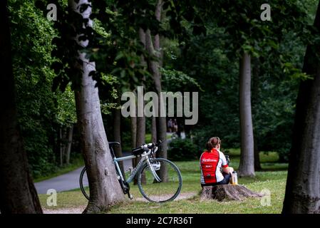 Pattensen, Allemagne. 19 juillet 2020. Une cycliste fait une pause dans le parc du château de Marienburg. Le palais Marienburg est un complexe de palais historicist que le roi George V de Hanovre avait construit entre 1858 et 1869 comme résidence d'été et pavillon de chasse sur le Marienberg près de Hanovre. Crédit : Peter Steffen/dpa/Alay Live News Banque D'Images