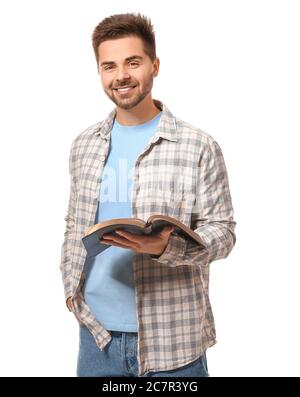 Jeune homme lisant la Bible sur fond blanc Banque D'Images