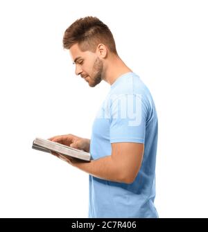 Jeune homme lisant la Bible sur fond blanc Banque D'Images