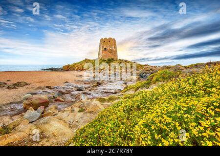 Vue fantastique sur la tour Bari Sardo au coucher du soleil dans le golfe d'Orosei. Lieu: Bari sardo, province d'Ogliastra, Sardaigne, Italie, Europe Banque D'Images