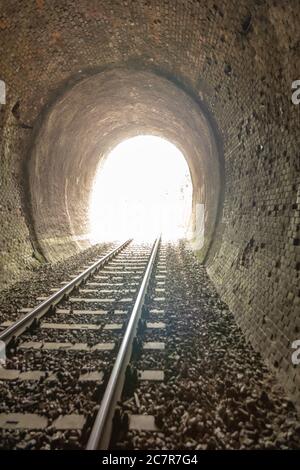 Feu au bout du tunnel ferroviaire Banque D'Images