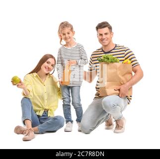 Famille avec nourriture dans le sac sur fond blanc Banque D'Images