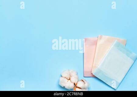 Tampons menstruels en coton sur fond coloré Banque D'Images