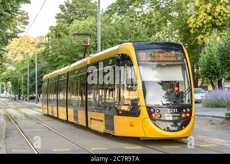 Un tramway CAF Urbos 3 qui fonctionne sur la ligne 19 à Budapest Banque D'Images