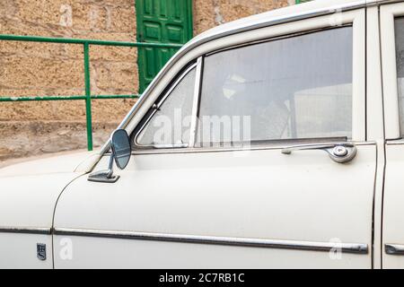 Volvo 122S Berline voiture miroir d'aile et porte avec la poussière garée à Playa San Juan, Tenerife, îles Canaries, Espagne Banque D'Images