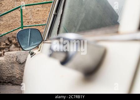 Volvo 122S Berline voiture miroir d'aile et porte avec la poussière garée à Playa San Juan, Tenerife, îles Canaries, Espagne Banque D'Images