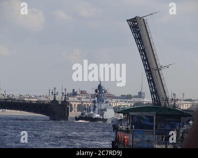 De nombreux navires maritimes traverèrent des ponts ouverts à Saint-Pétersbourg pour la répétition de la Journée de la Marine en Russie, à Saint-Pétersbourg, en Russie Banque D'Images