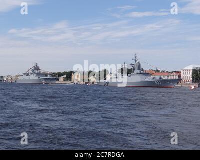 De nombreux navires maritimes traverèrent des ponts ouverts à Saint-Pétersbourg pour la répétition de la Journée de la Marine en Russie, à Saint-Pétersbourg, en Russie Banque D'Images