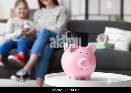 Tirelire avec plaque de mortier sur la table. Concept des frais de scolarité Banque D'Images