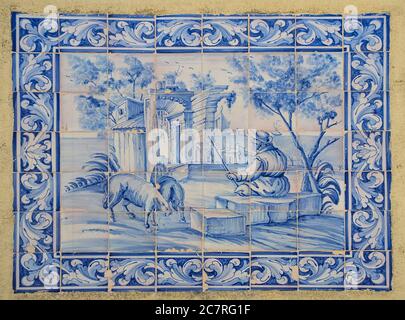 Les anciennes tuiles typiques ornementales du Portugal appelées 'azulejos' faites avec des carreaux de céramique de couleur, qui décorent les maisons à Lisbonne, Portugal Banque D'Images