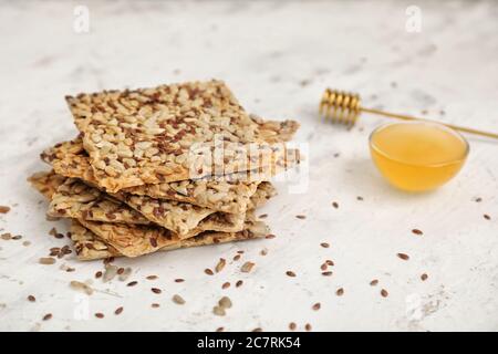 Biscuits aux céréales et miel sur fond blanc Banque D'Images