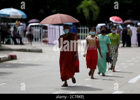 Yangon, Myanmar. 19 juillet 2020. Les gens marchent en observant les distances sociales à l'extérieur du mausolée des Martyrs à Yangon, Myanmar, le 19 juillet 2020. Le Myanmar a commémoré dimanche la 73e Journée des martyrs, dans le cadre de l'épidémie de COVID-19, en l'honneur des héros nationaux tombés, dont le général Aung San et huit autres qui ont sacrifié leur vie en 1947 pour avoir regagné l'indépendance du pays. Crédit: U Aung/Xinhua/Alay Live News Banque D'Images
