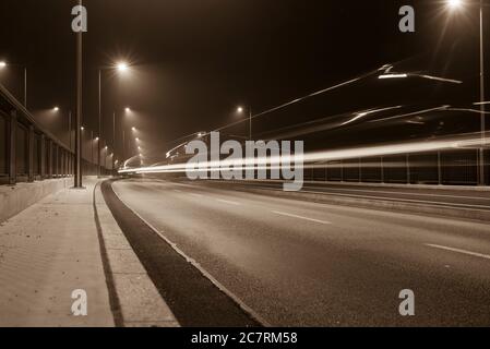 Route brumeuse avec voiture mobile, voiture mobile, route de nuit avec voiture mobile, photo en noir et blanc Banque D'Images