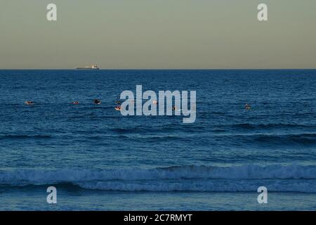 Groupe de Surfers Offshore de Manley Beach, Sydney, Nouvelle-Galles du Sud, Australie. Banque D'Images