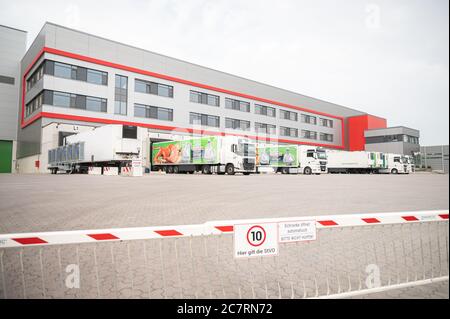 Lohne, Allemagne. 19 juillet 2020. Vue sur les terrains de l'abattoir de poulet de Wiesenhof à Lohne, en Basse-Saxe, où 66 personnes ont été testées positives pour le coronavirus. Credit: Mohssen Assanimoghaddam/dpa/Alay Live News Banque D'Images