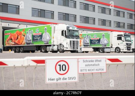 Lohne, Allemagne. 19 juillet 2020. Vue sur les terrains de l'abattoir de poulet de Wiesenhof à Lohne, en Basse-Saxe, où 66 personnes ont été testées positives pour le coronavirus. Credit: Mohssen Assanimoghaddam/dpa/Alay Live News Banque D'Images