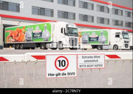 Lohne, Allemagne. 19 juillet 2020. Vue sur les terrains de l'abattoir de poulet de Wiesenhof à Lohne, en Basse-Saxe, où 66 personnes ont été testées positives pour le coronavirus. Credit: Mohssen Assanimoghaddam/dpa/Alay Live News Banque D'Images