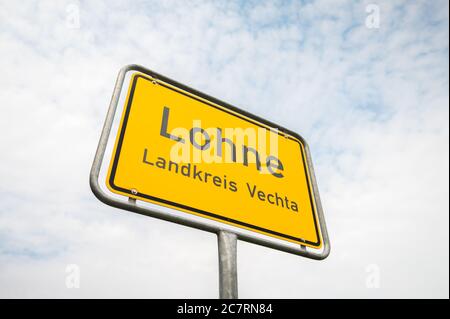 Lohne, Allemagne. 19 juillet 2020. Vue sur le lieu-nom de la ville de Lohne dans le quartier de Vechta, où se trouve l'abattoir de poulet de Wiesenhof, où 66 personnes ont été testées positives pour le coronavirus. Credit: Mohssen Assanimoghaddam/dpa/Alay Live News Banque D'Images