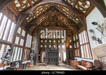 Intérieur du Grand Hall de Rufford Old Hall. Le toit est construit avec huit poutres en forme de hammerbeams en bataille soutenues par des accolades. Banque D'Images