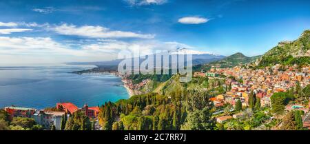 Eaux bleu marine près des stations de Taormine et du mont volcan Etna. Baie de Giardini-Naxos, côte Ionienne, Taormine, Sicile, Italie. Banque D'Images