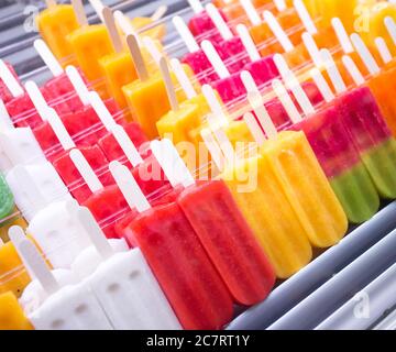 Variété de délicieuses glaces à la glace aux fruits et aux baies Banque D'Images