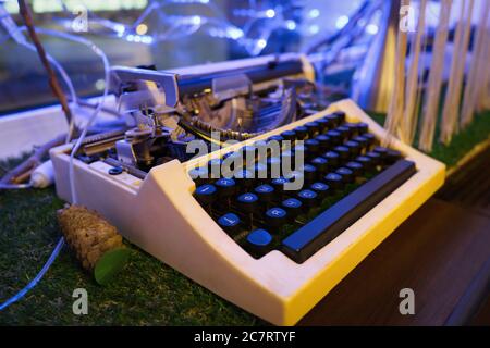Image d'une machine à écrire rétro avec clavier russe Banque D'Images