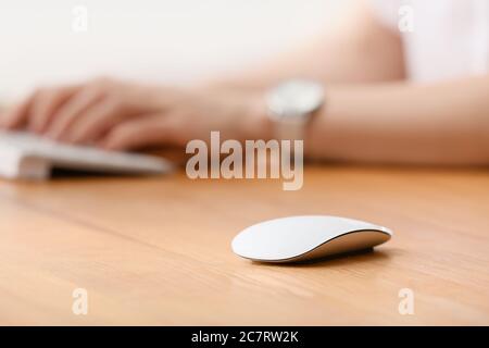 Souris moderne sur table Banque D'Images