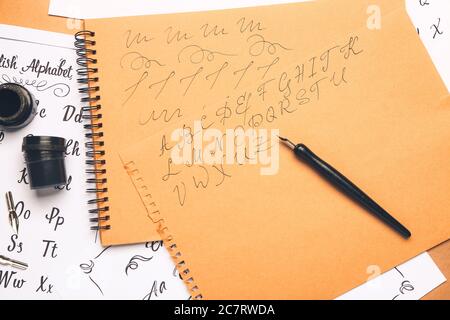 Composition avec bloc-notes, stylet et encre Banque D'Images