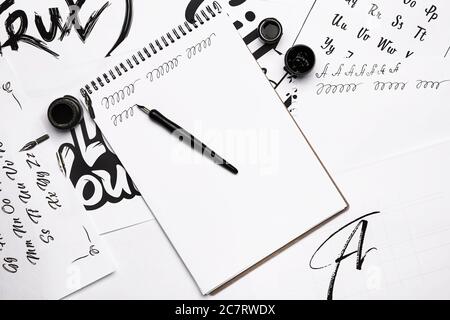 Composition avec bloc-notes, stylet et encre Banque D'Images