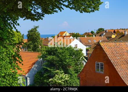 Svaneke, Danemark. 27 juin 2020. Vue sur la ville de Svaneke, petite ville située à la limite nord-est de l'île danoise de Bornholm, sur la mer Baltique. Svaneke est la vieille ville la mieux préservée de Bornholm. L'île de Bornholm est, avec l'archipel offshore d'Ertholmene, l'île la plus à l'est du Danemark. Grâce à son emplacement, l'île de Bornholm a de nombreuses heures de soleil. Credit: Patrick Pleul/dpa-Zentralbild/ZB/dpa/Alay Live News Banque D'Images