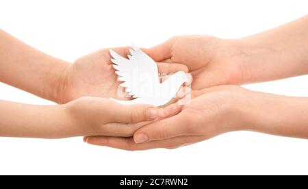 Les mains de la famille avec du papier colombe sur fond blanc Banque D'Images