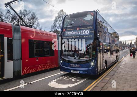 Bus Airlink sur Princes Street dans le quartier de New Town d'Édimbourg, la capitale de l'Écosse, une partie du Royaume-Uni Banque D'Images