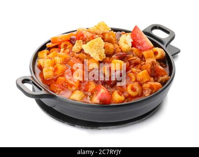 Plat avec de savoureuses pâtes et haricots sur fond blanc Banque D'Images