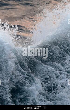 Vagues de la mer de Chine orientale au lever du jour, 2 mai 2019 Banque D'Images