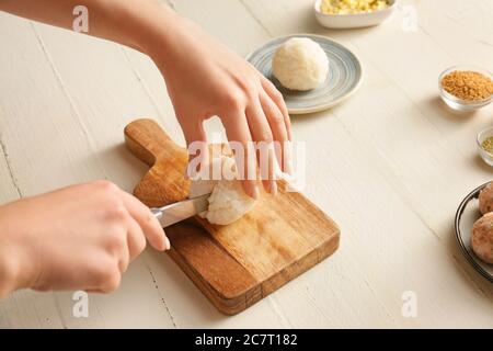 Femme préparant l'onigiri japonais traditionnel sur la table Banque D'Images