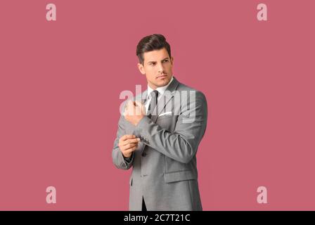 Jeune homme d'affaires avec imprimé lèvres sur le col de chemise sur fond de couleur Banque D'Images