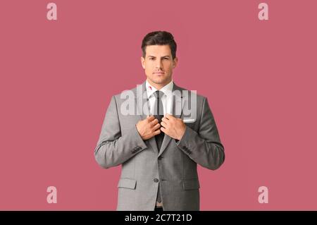 Jeune homme d'affaires avec imprimé lèvres sur le col de chemise sur fond de couleur Banque D'Images