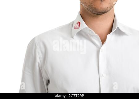 Jeune homme d'affaires avec imprimé lèvres sur col chemise sur fond blanc, gros plan Banque D'Images