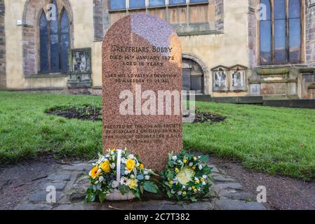 Tombe de Greyfriars Bobby devant l'église sur un cimetière de Greyfriars à Édimbourg, la capitale de l'Écosse, une partie du Royaume-Uni Banque D'Images