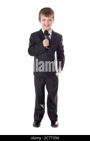 joli petit garçon en costume de travail avec microphone isolé sur fond blanc Banque D'Images