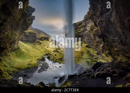 Kvernufoss est une belle cascade cachée dans une petite gorge près de Skogar Banque D'Images