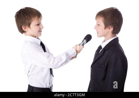 petit garçon mignon reporter avec microphone prenant l'entrevue isolé sur fond blanc Banque D'Images