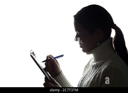 Jeune femme réfléchie écrit, dessine, écrit - silhouette, isoler Banque D'Images