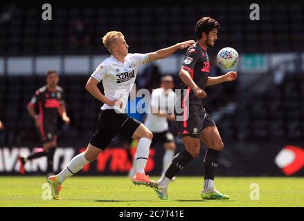 Louie Sibley (à gauche) du comté de Derby et Pascal Struijk de Leeds United se battent pour le ballon lors du match de championnat Sky Bet à Pride Park, Derby. Banque D'Images