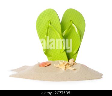Tongs élégantes, plage de sable et coquillages sur fond blanc Banque D'Images
