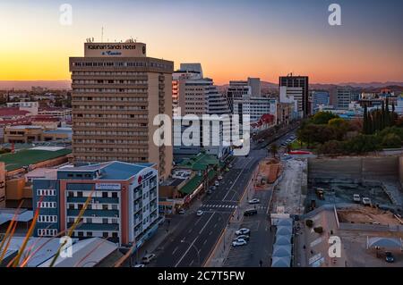 Windhoek, Namibie - 4 août 2013 : vue sur le centre-ville au coucher du soleil. Windhoek est la capitale et la plus grande ville de Namibie Banque D'Images